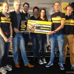 Ambassadeur Bas Stamsnijder en teamleden Dieuwertje Poort (goud NK duathlon sprint en goud EK (onder 23 jaar)) en Charlotte Lenting (Nationale selectie wielrennen (onder 23 jaar)) ontvangen een geweldige cheque van Leo van Teeffelen van MTB Chaam (WV Smeekens).