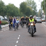 Deelnemers op weg naar het parcours van de Tour de France proloog