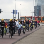 Leden van het Nederlandse LIVESTRONG team en deelnemers fietsen het parcours van de Tour de France proloog; Boompjes